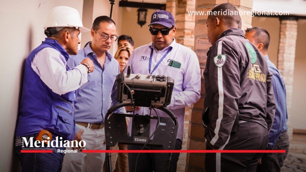 Grupo de personas observa un equipo de georradar durante una investigación sobre posibles túneles en el Centro Histórico de Popayán, Cauca.