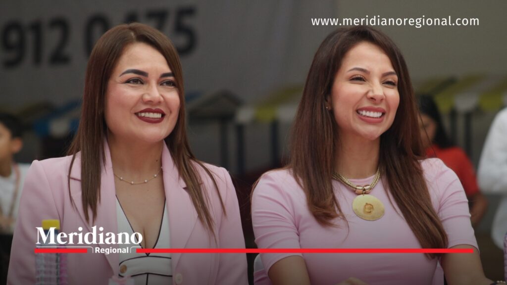 Diana Astudillo y Victoria Guzmán sonríen durante el lanzamiento de la campaña Mes Rosa en Popayán, ambas vestidas de rosa.