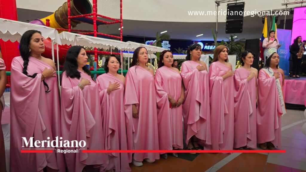 Grupo de mujeres con vestidos rosados durante una actividad de sensibilización sobre el cáncer en Popayán, Cauca.