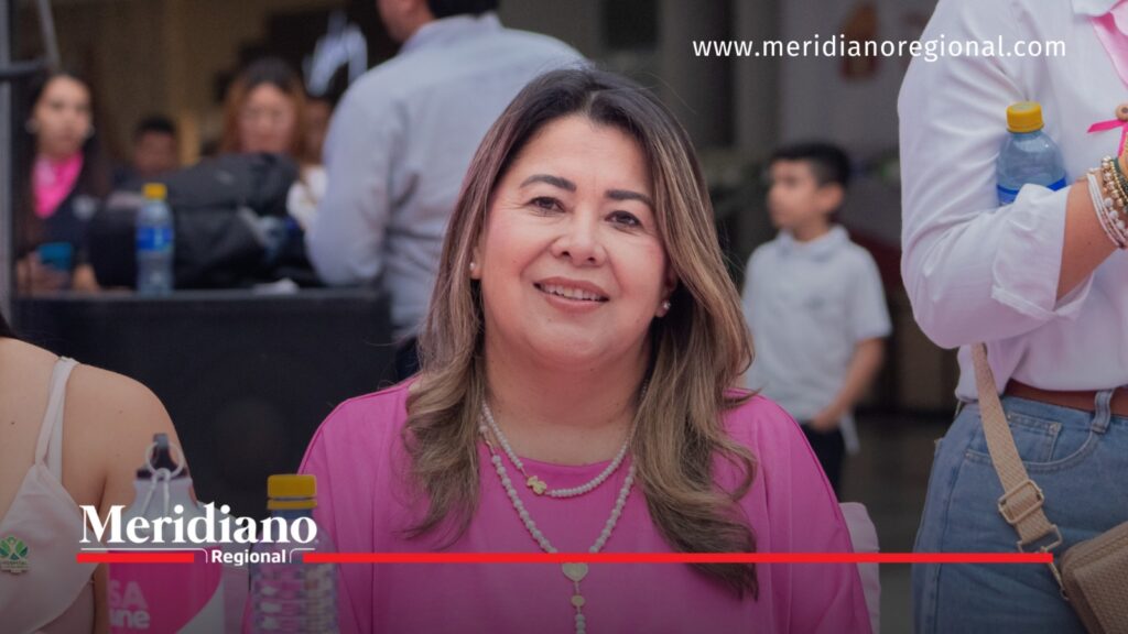 María Fernanda Muñoz, secretaria de Salud de Popayán, sonríe durante un evento del Mes Rosa, vestida de rosado.