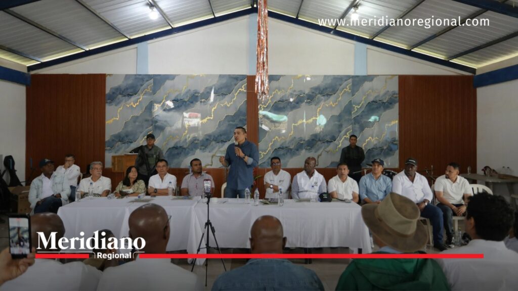 Gobernador Octavio Guzmán anunció nueva etapa de pavimentación en Santander de Quilichao - Meridiano Regional Gobernador del Cauca, Octavio Guzmán, habla con micrófono ante líderes y habitantes de La Palomera, en Santander de Quilichao, sobre el proyecto de pavimentación vial.