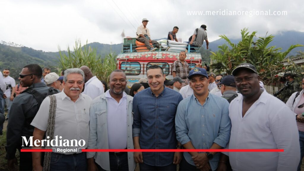 Gobernador Octavio Guzmán anunció nueva etapa de pavimentación en Santander de Quilichao - Meridiano Regional Gobernador del Cauca, Octavio Guzmán, habla con micrófono ante líderes y habitantes de La Palomera, en Santander de Quilichao, sobre el proyecto de pavimentación vial.