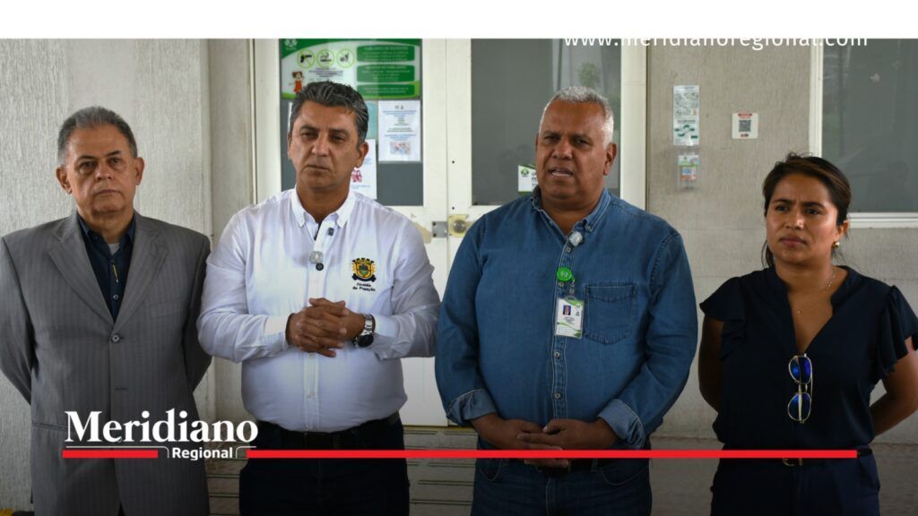 Alcalde de Popayán, Juan Carlos Muñoz Bravo, acompañado de tres representantes institucionales durante un pronunciamiento.