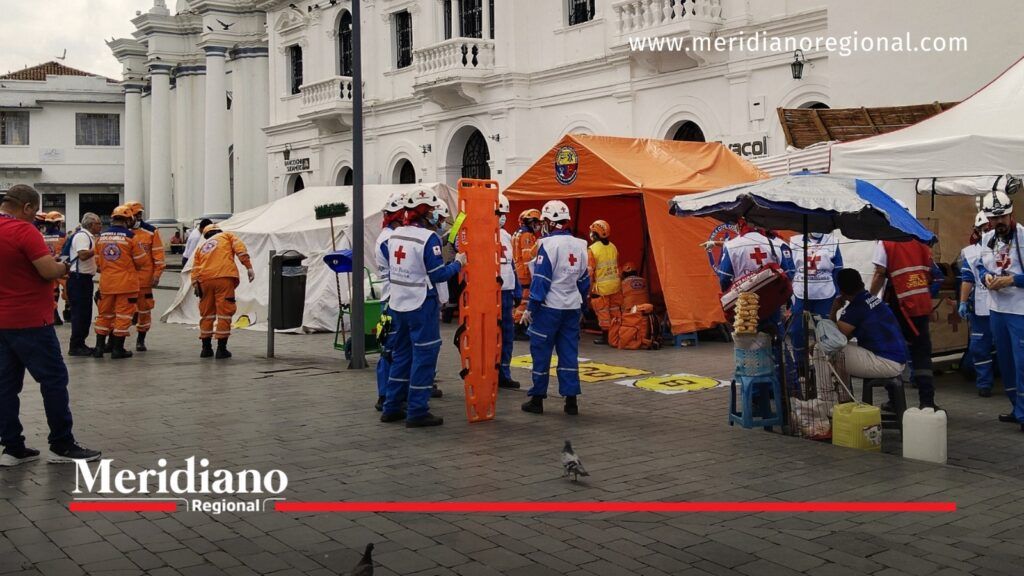 Integrantes de la Cruz Roja y la Defensa Civil con equipos de emergencia y camillas en Popayán, Cauca.