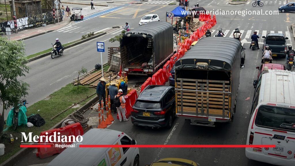Trabajadores, vehículos y barreras de seguridad en el sector de Campanario, Popayán, donde se adelantan estudios para una solución vial.