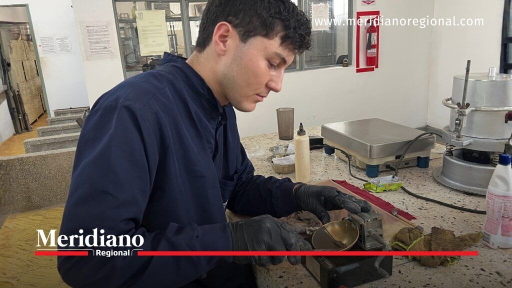 Técnico analiza una muestra de suelo en un laboratorio de la Universidad del Cauca para los estudios de la futura solución vial de Campanario.