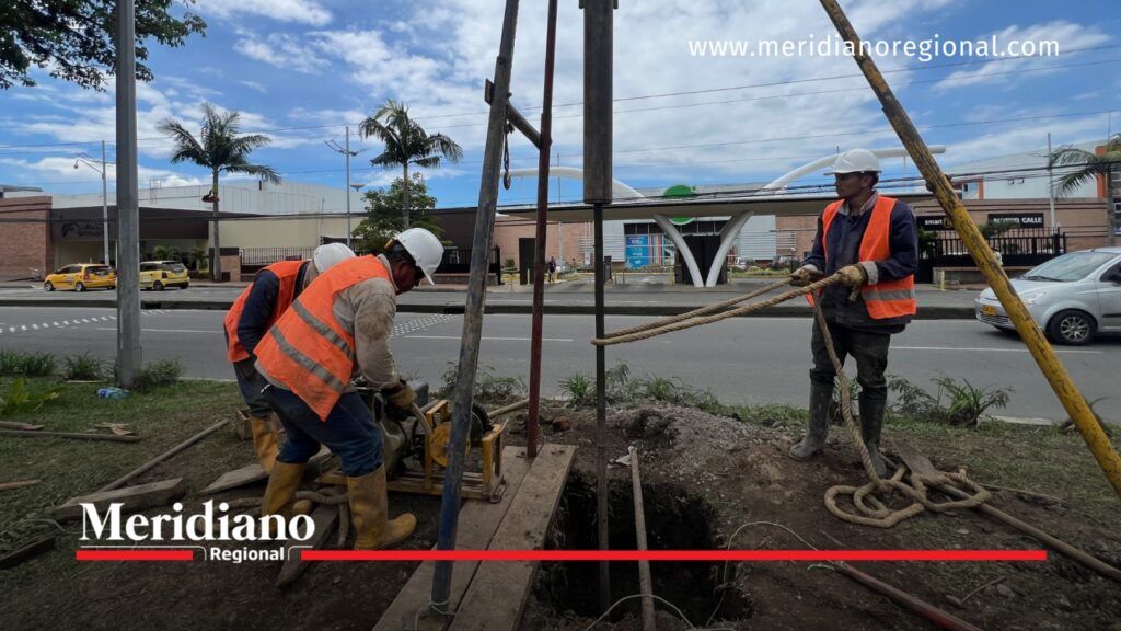 Trabajadores con cascos y chalecos de seguridad realizan perforaciones geotécnicas en el sector de Campanario, Popayán.