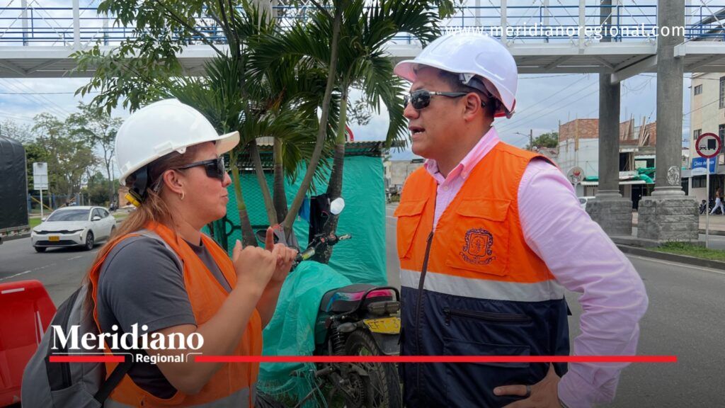 Dos profesionales con cascos blancos y chalecos naranjas conversan en el sector de Campanario, Popayán, durante los estudios viales.