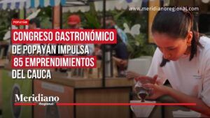 Mujer con uniforme de cocina preparando una bebida durante una actividad gastronómica.