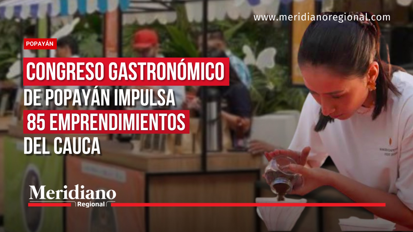 Mujer con uniforme de cocina preparando una bebida durante una actividad gastronómica.