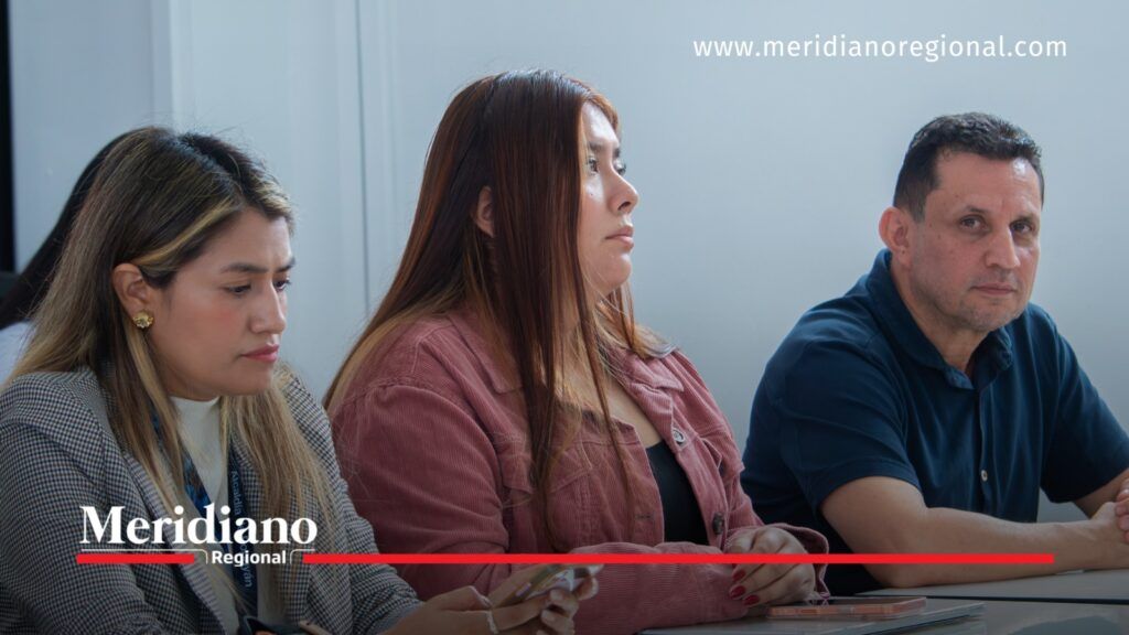 Rueda de prensa de la décima versión de Cauca Emprende en Popayán - Meridiano Regional Dos mujeres y un hombre participan sentados en una mesa durante la rueda de prensa de lanzamiento de Cauca Emprende 2026 en Popayán.