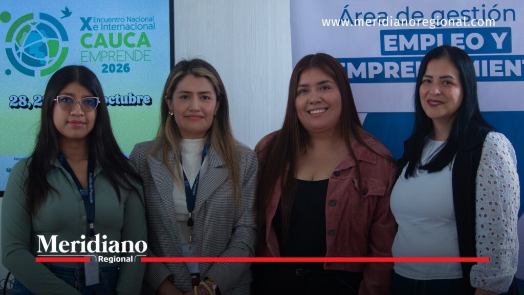 Representantes institucionales en el lanzamiento de Cauca Emprende 2026 - Meridiano Regional Cuatro mujeres posan durante el lanzamiento de Cauca Emprende 2026 en Popayán, frente a los pendones del evento y de la Alcaldía.