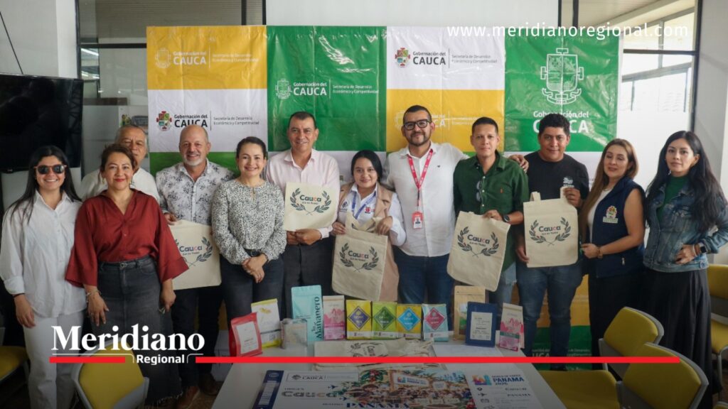Representantes institucionales y del sector cafetero posan frente a los logotipos de la Gobernación del Cauca, con bolsas promocionales y productos de café destinados a una misión comercial en Panamá.