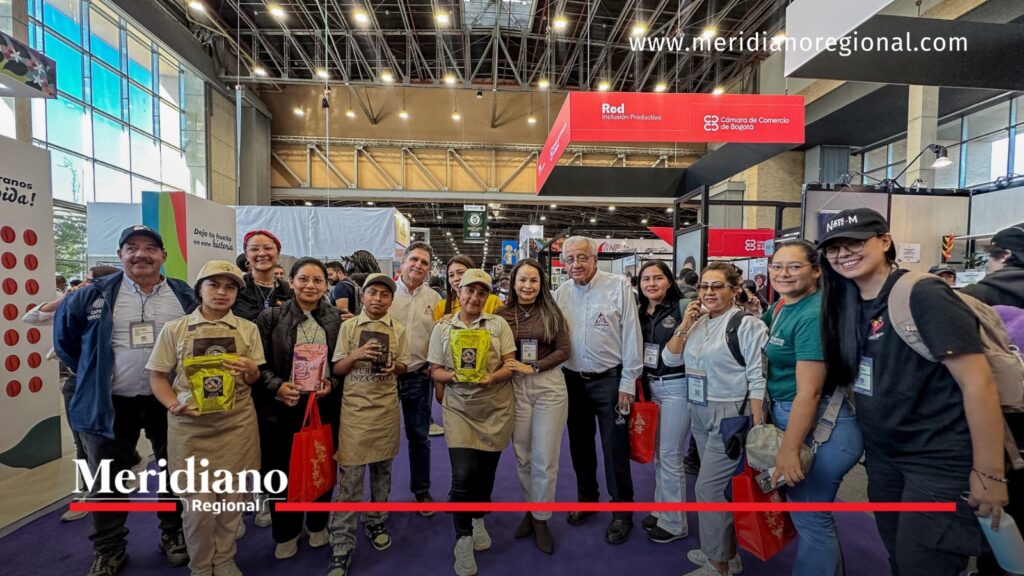 Caficultores del Cauca participaron en Cafés de Colombia Expo 2026 - Meridiano Regional Grupo de productores y representantes del sector cafetero del Cauca posando con empaques de café durante Cafés de Colombia Expo 2026 en Bogotá.