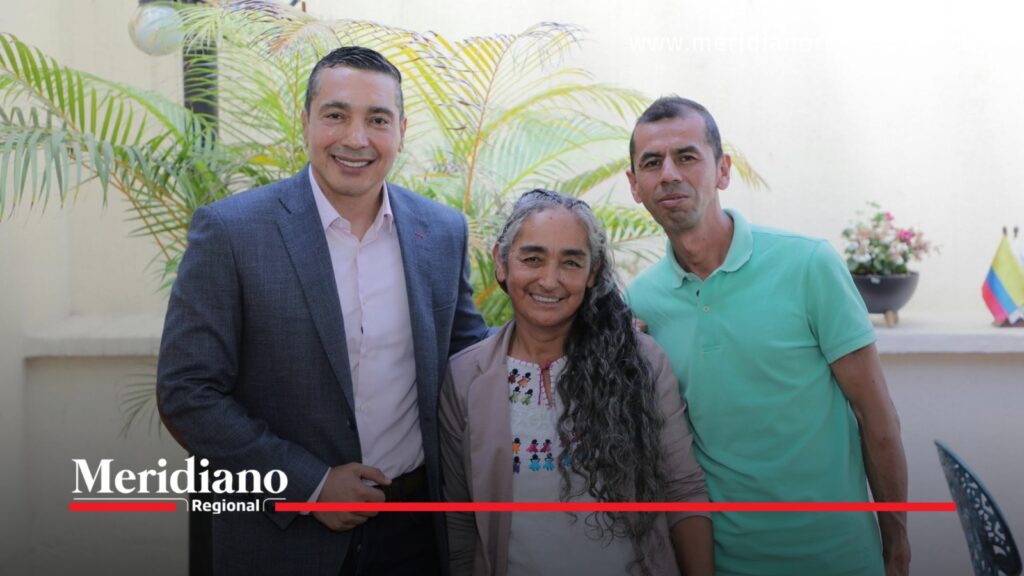 Gobernador Octavio Guzmán se reunió con caficultora de Rosas, Cauca - Meridiano Regional Gobernador del Cauca, Octavio Guzmán, junto a María Nilsa Garzón Díaz, caficultora de Rosas, y un familiar durante un encuentro de reconocimiento.