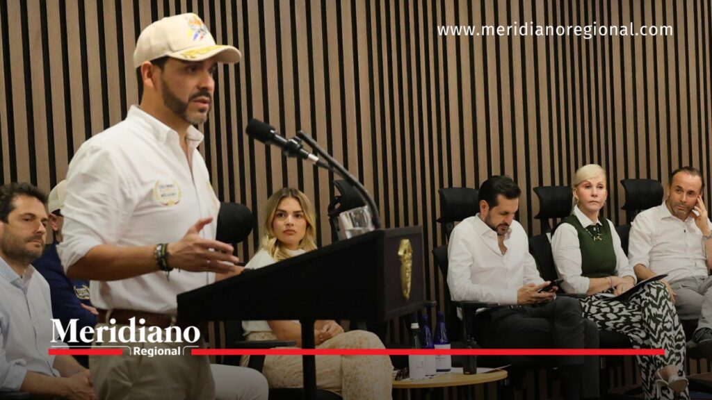 Abelardo de la Espriella anunció ayudas para damnificados del terremoto en Cali. - Meridiano Regional Presidente Abelardo de la Espriella pronuncia un discurso ante autoridades y asistentes durante el anuncio de ayudas para damnificados del terremoto en Cali.