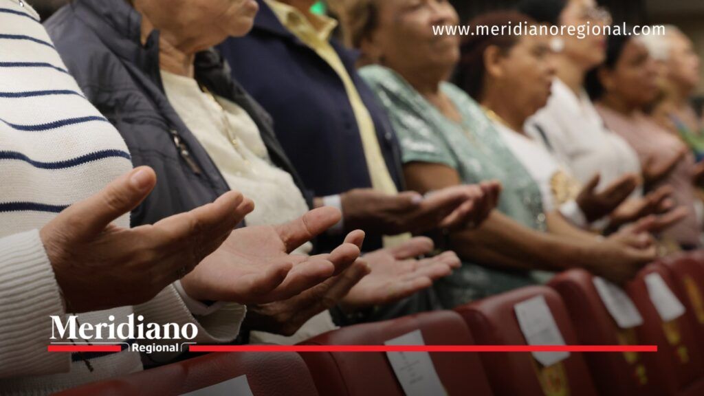 Familias asistieron al encuentro sobre reconstrucción tras el terremoto en Cali. - Meridiano Regional Primer plano de las manos abiertas de varios asistentes sentados en un auditorio durante la jornada de anuncios de ayudas para damnificados del terremoto en Cali.