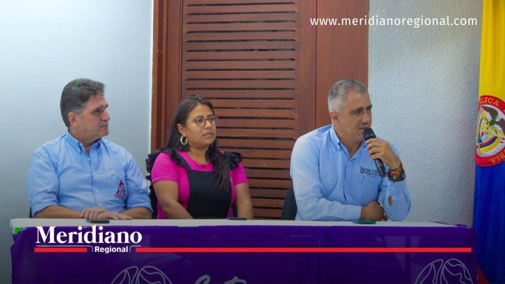 María del Mar Paz participa en la presentación de Entre Amigas. - Meridiano Regional María del Mar Paz, coordinadora de AMUCC, sentada entre dos representantes del sector cafetero durante el lanzamiento de Entre Amigas en el Cauca.