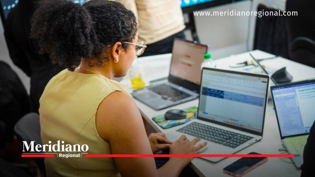 Funcionaria revisa información técnica en un computador portátil durante una jornada de trabajo.