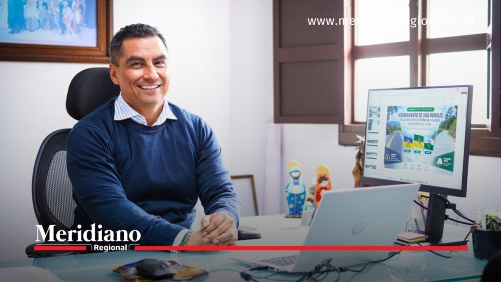Víctor Armando Martínez Perafán, secretario de Planeación de Popayán, junto a una pantalla con el proyecto de vías rurales.