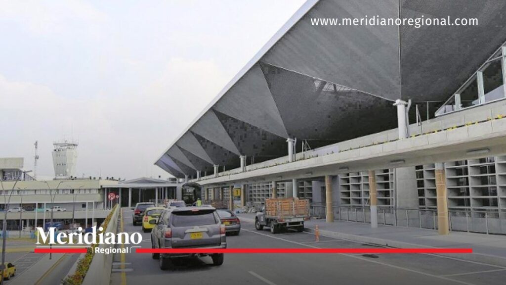 Vista exterior del aeropuerto de Cali, con vehículos frente a la terminal aérea y su estructura principal.