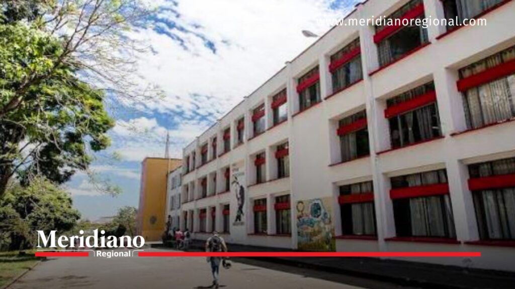 Facultad de Ingenierías de la Universidad del Cauca. - Meridiano Regional Edificio de la Facultad de Ingenierías de la Universidad del Cauca, en Popayán, con fachada blanca, ventanas rojas y árboles.