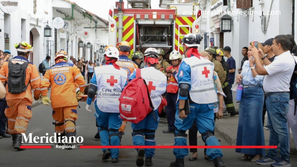 Organismos de socorro participaron en simulacro de emergencias en Popayán. - Meridiano Regional Integrantes de la Cruz Roja, Defensa Civil y Bomberos reunidos en una calle de Popayán durante un ejercicio de emergencias.