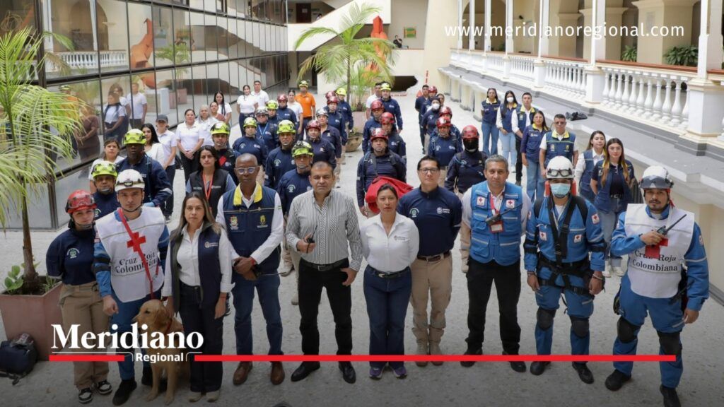 Gobernación del Cauca participó en el Simulacro Nacional de Emergencias 2026. - Meridiano Regional Funcionarios de la Gobernación del Cauca y equipos de socorro reunidos en un patio institucional durante el Simulacro Nacional 2026.