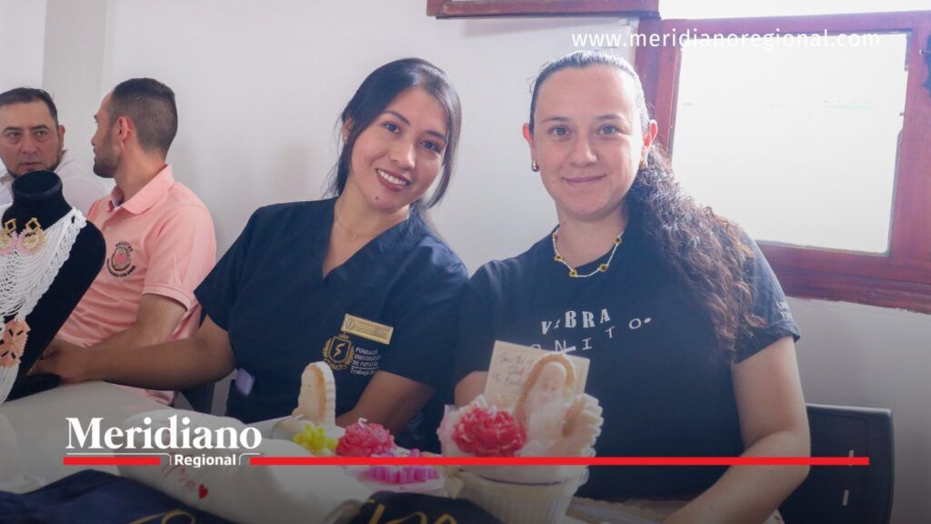 Mujeres emprendedoras participaron en el lanzamiento de Cauca Emprende 2026 - Meridiano Regional Dos mujeres emprendedoras exhiben productos artesanales decorativos durante la rueda de prensa de lanzamiento de Cauca Emprende 2026 en Popayán, Cauca.