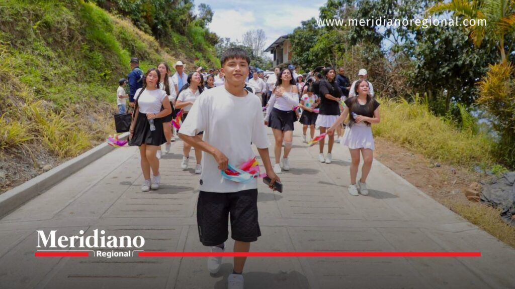 Jóvenes de Florencia, Cauca, participaron en caminata comunitaria. - Meridiano Regional Grupo de jóvenes y estudiantes caminando por una vía rural de Florencia, Cauca, durante la visita del gobernador Octavio Guzmán.