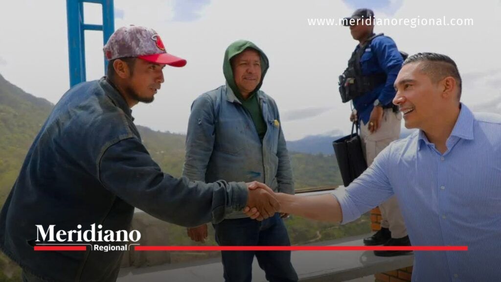 Octavio Guzmán dialogó con habitantes de Florencia, Cauca. - Meridiano Regional Gobernador del Cauca, Jorge Octavio Guzmán, estrechando la mano de un habitante durante su visita al municipio de Florencia.