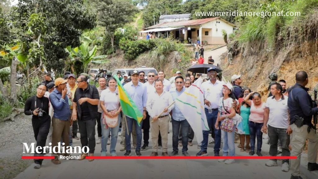 Gobernación del Cauca presentó avances de obras en Florencia. - Meridiano Regional Gobernador Octavio Guzmán, alcalde Robert Cruz, secretaria Carolina Camargo y comunidad durante recorrido por una vía rural de Florencia, Cauca