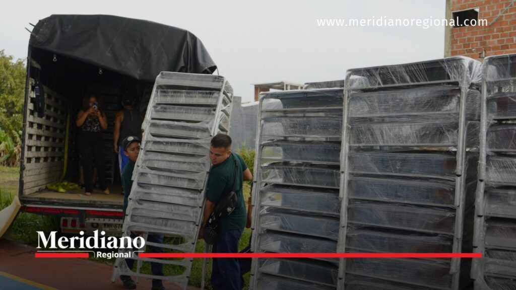 Descargue de mobiliario escolar en Santander de Quilichao. - Meridiano Regional Trabajadores descargan pupitres escolares nuevos de un camión en Santander de Quilichao, Cauca.