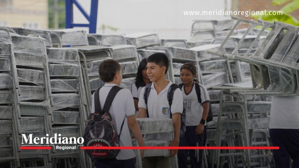 Nuevo mobiliario escolar para estudiantes de Santander de Quilichao. - Meridiano Regional Estudiantes junto a pupitres escolares nuevos y embalados en Santander de Quilichao, Cauca.