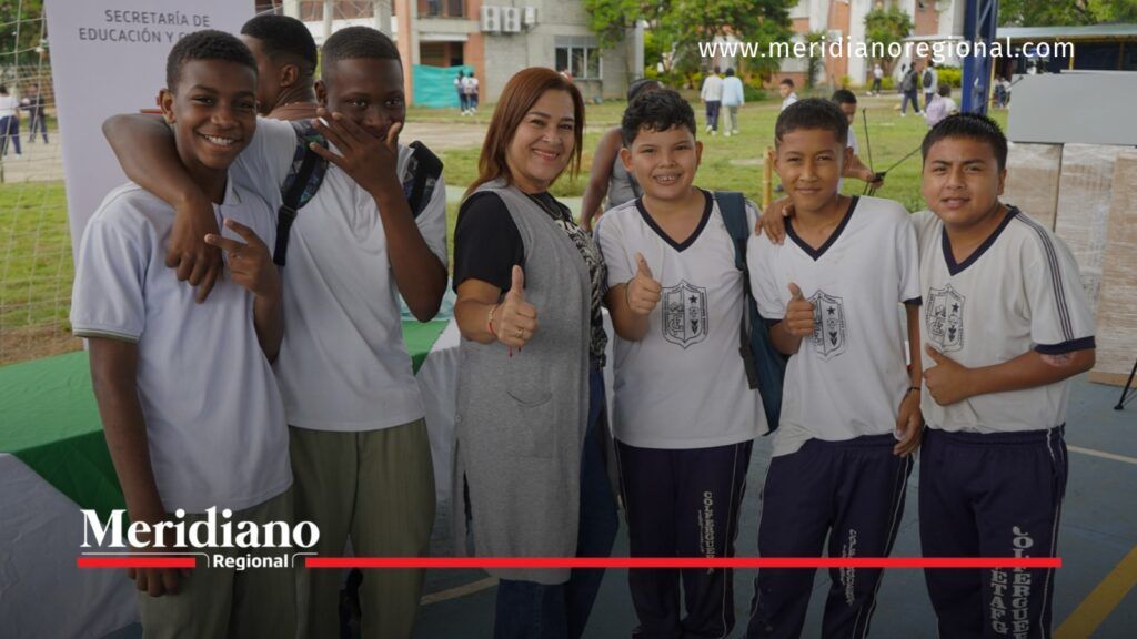 Estudiantes de Santander de Quilichao participaron en la entrega de mobiliario. - Meridiano Regional Cinco estudiantes uniformados y una mujer posan durante la jornada de entrega de mobiliario escolar en Santander de Quilichao