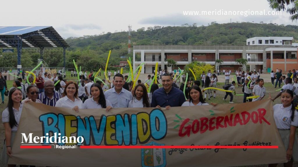 Estudiantes recibieron al gobernador Octavio Guzmán en Santander de Quilichao. - Meridiano Regional Gobernador Octavio Guzmán junto a estudiantes y comunidad educativa con una pancarta de bienvenida en Santander de Quilichao, Cauca.