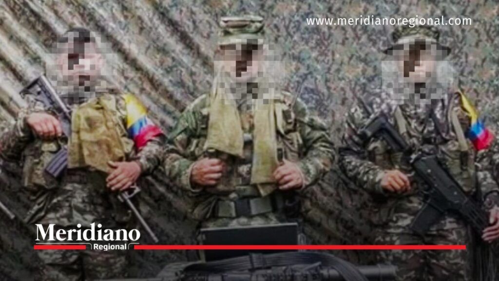 Tres hombres con uniformes camuflados, rostros difuminados y armamento frente a un fondo de vegetación.