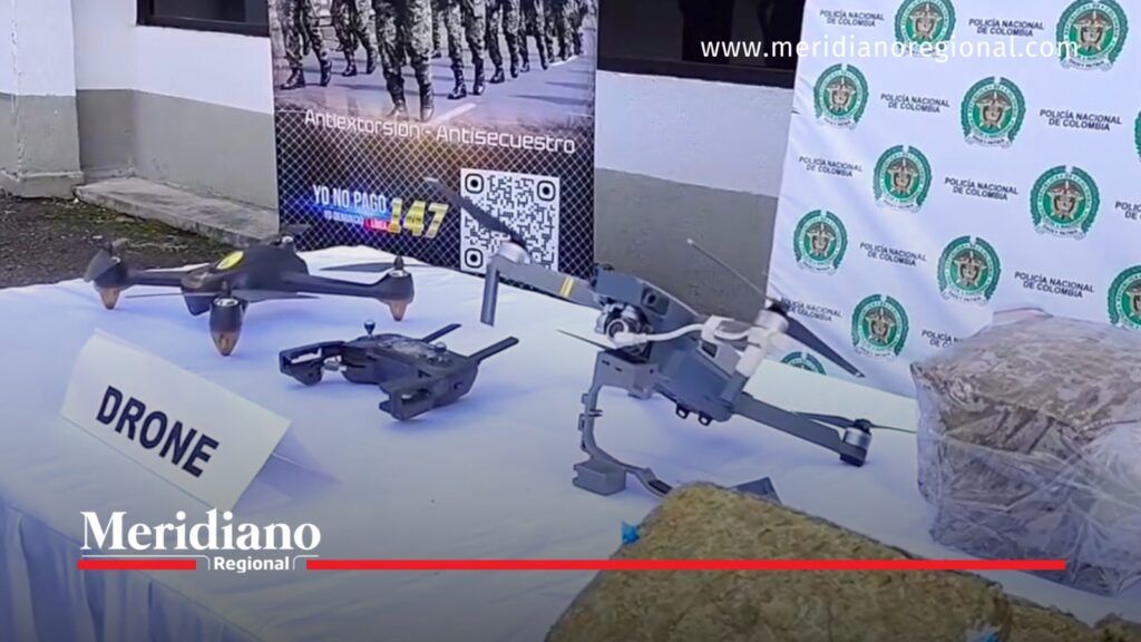 Dos drones, un control remoto y varios paquetes de marihuana exhibidos sobre una mesa durante una presentación de la Policía Nacional en Popayán, Cauca.