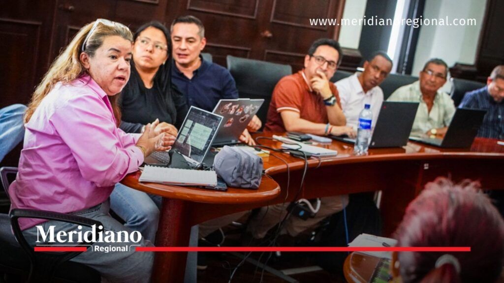 Equipo de Planeación de Popayán y profesionales reunidos alrededor de una mesa con computadores durante la presentación de la propuesta del POT.