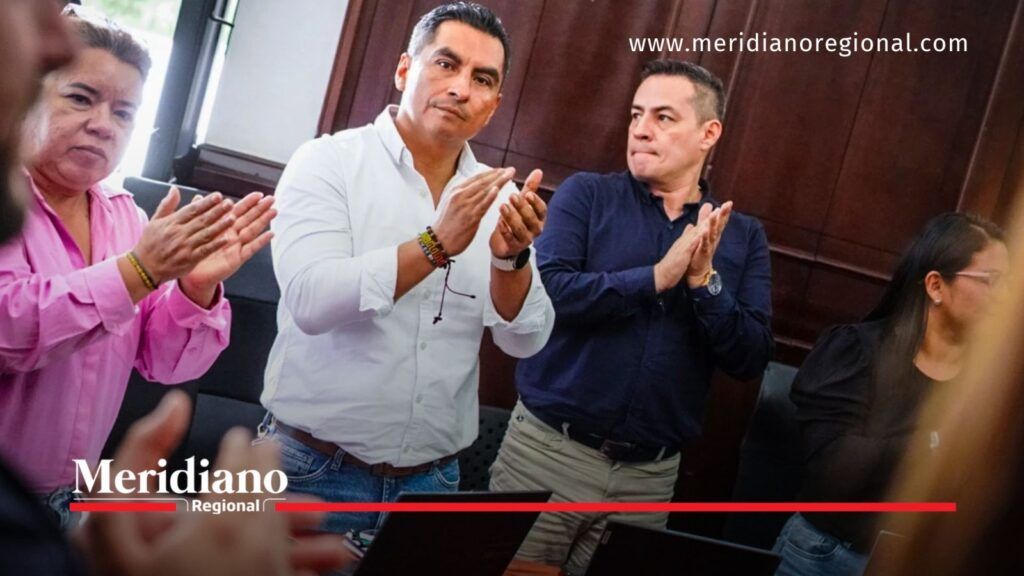 Víctor Armando Martínez, secretario de Planeación de Popayán, acompañado de funcionarios durante una reunión sobre la actualización del POT.