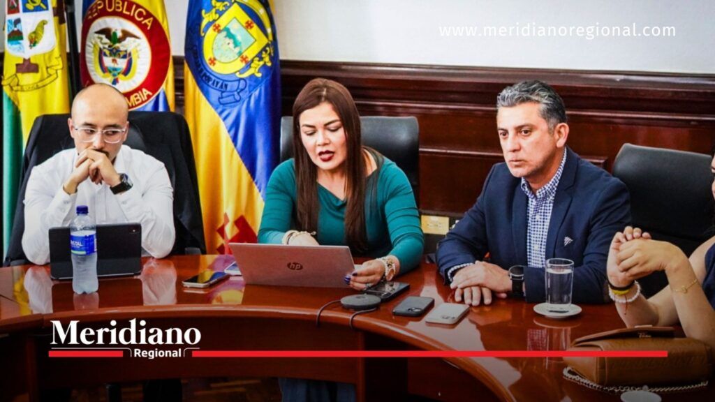 Juan Carlos Muñoz Bravo, alcalde de Popayán, sentado junto a funcionarios municipales durante una reunión de trabajo.