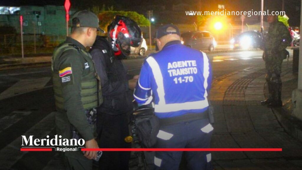 Policía y agente de tránsito verifican a un motociclista durante los operativos nocturnos del Plan Avispa en Popayán, Cauca.