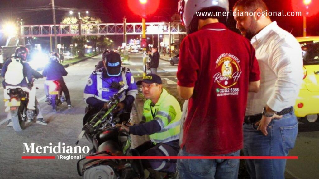 Agentes de tránsito revisan una motocicleta durante los operativos de seguridad del Plan Avispa en Popayán, Cauca.