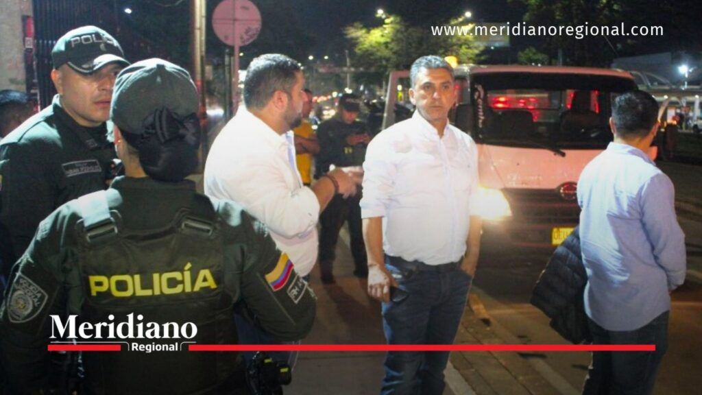 Uniformados de la Policía y funcionarios de la Alcaldía durante un operativo nocturno de seguridad en Popayán, Cauca.