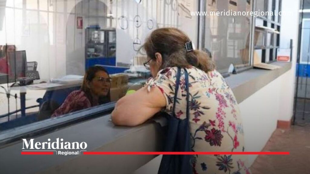 Ciudadana consulta información con una funcionaria en una ventanilla de atención, imagen relacionada con el impuesto predial en Popayán.