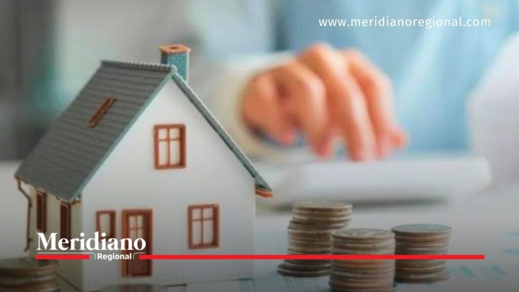 Casa en miniatura junto a monedas apiladas y una persona utilizando una calculadora, ilustración del pago del impuesto predial en Popayán.