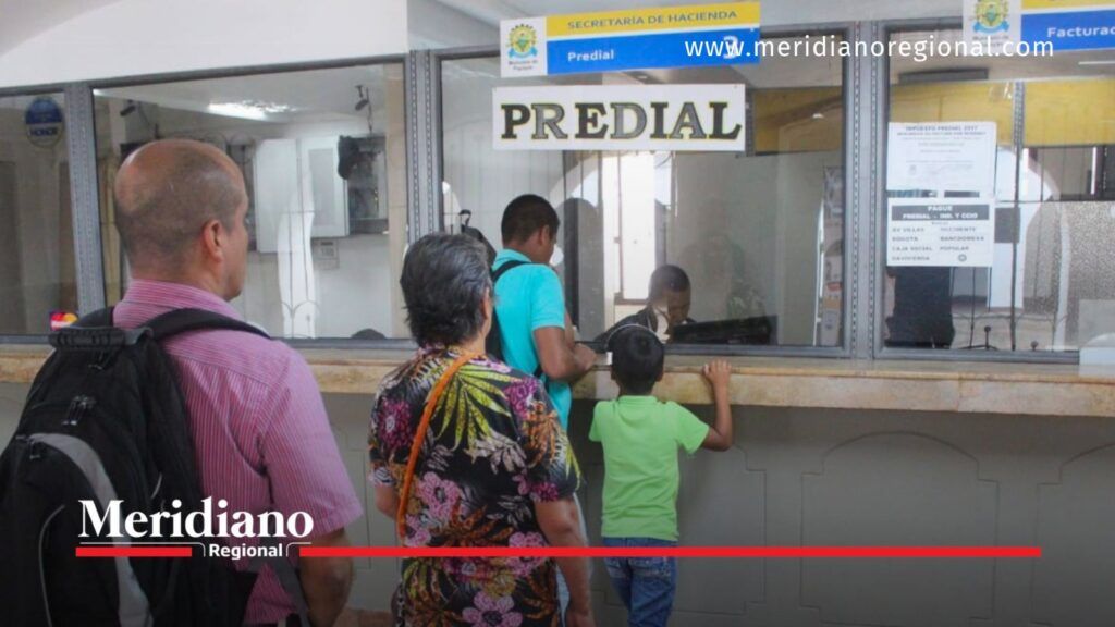 Ciudadanos frente a una ventanilla de atención del impuesto Predial en Popayán, donde se realizan trámites relacionados con obligaciones tributarias.