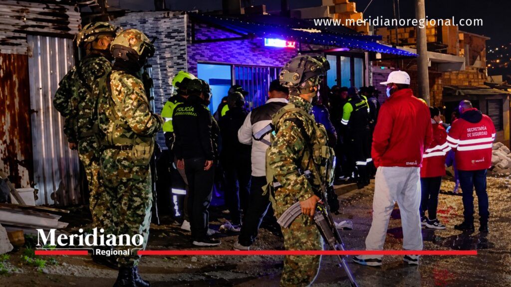 Operación Kratos en Bogotá: uniformados de la Fuerza Pública y personal de seguridad durante una intervención nocturna en San Bernardo.