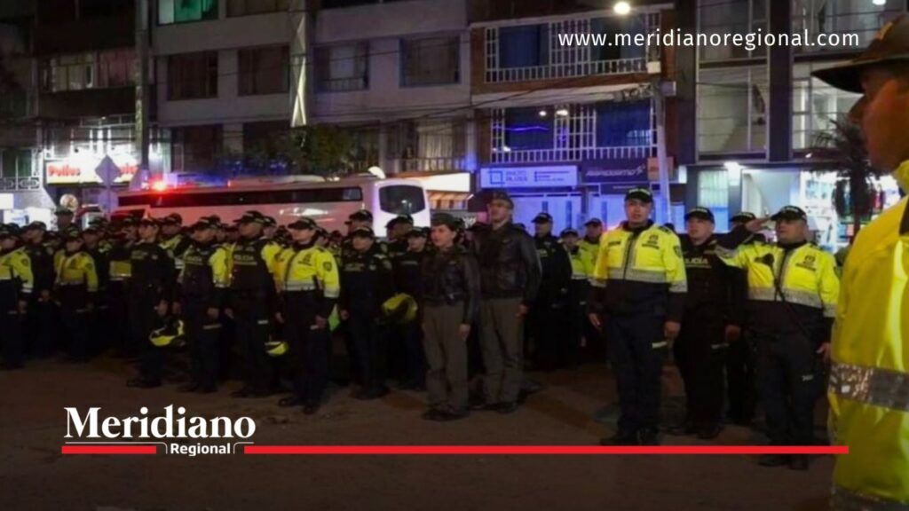 Operación Kratos en Bogotá: grupo de policías reunidos durante el despliegue nocturno contra organizaciones criminales.