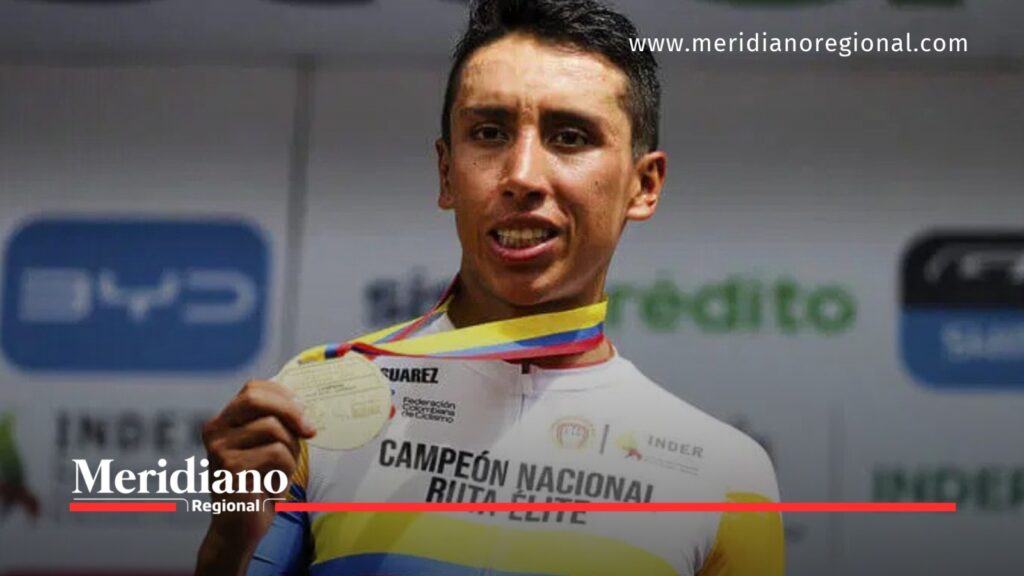 Egan Bernal sostiene una medalla durante una ceremonia de premiación; es uno de los invitados anunciados al Giro de Rigo 2026.